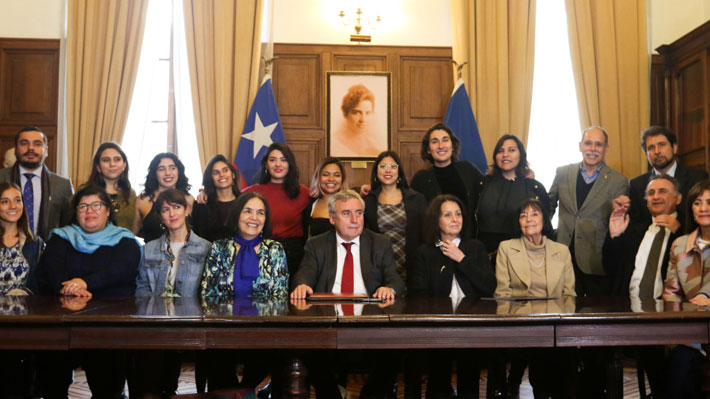 Asamblea de mujeres de la U. de Chile firma acuerdo con Vivaldi y sólo Derecho sigue en toma