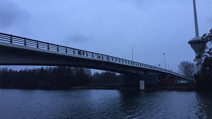 MOP e Intendencia de Los Ríos aseguran que el descenso de brazos del puente Cau Cau fue un "éxito"