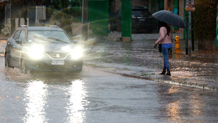 Sistema frontal: Intensas lluvias obligan a suspender clases en dos comunas de la RM