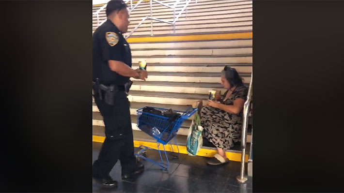 Policías le cantan "cumpleaños feliz" y le dan comida a una mujer indigente en Nueva York
