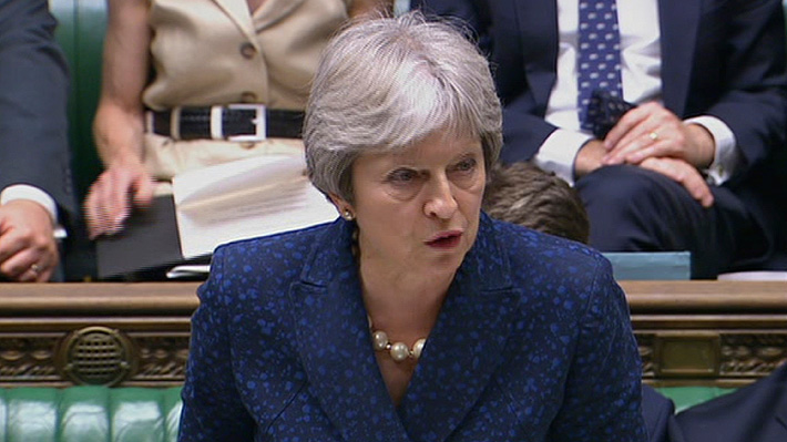 Theresa May defiende su plan "responsable" para el Brexit ante renuncias de ministros