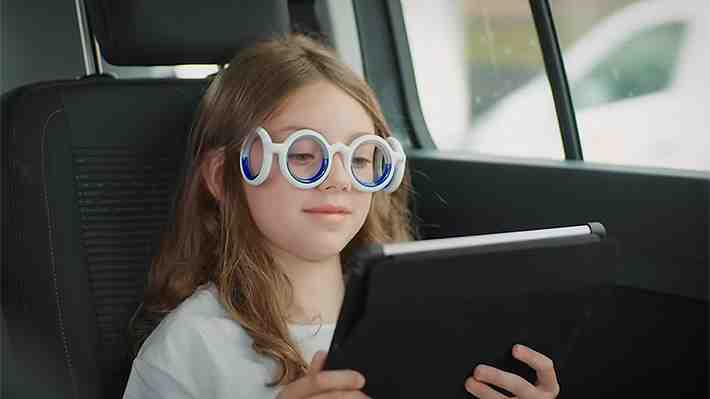 Conoce los anteojos que evitan el mareo cuando se lee en el auto