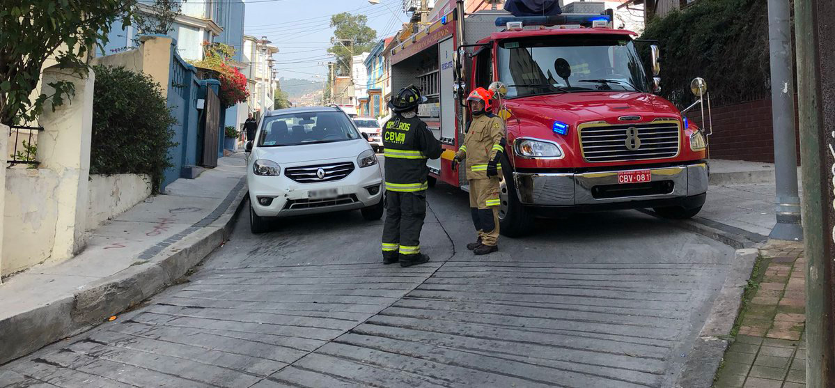 No pueden pasar: Vehículos mal estacionados en Cerro Alegre complican el trabajo de Bomberos de Valparaíso