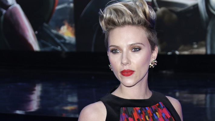 Scarlett Johansson se retira de película donde iba a interpretar a un hombre transgénero