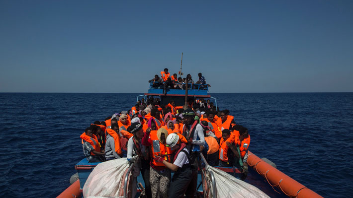 450 migrantes trasbordados a embarcación italiana y de Frontex cerca de Lampedusa