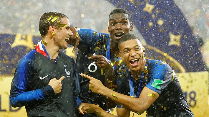 Manteo al DT y "piqueros" bajo la lluvia: Los desatados festejos en cancha de los jugadores de Francia tras ganar el Mundial