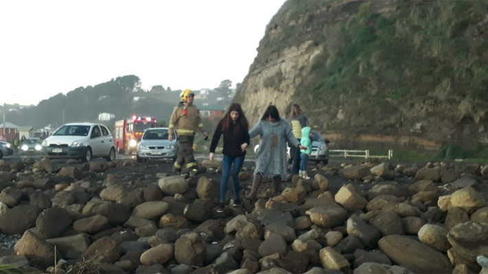 Derrumbe en cerro de Puerto Saavedra moviliza a equipos de emergencia para descartar personas atrapadas
