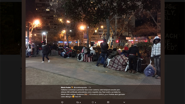 Largas filas de extranjeros en Providencia que buscan regularizar su situación en Chile