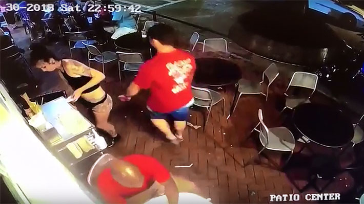 Video: Camarera golpea a cliente que le tocó el trasero en una pizzería en EE.UU.