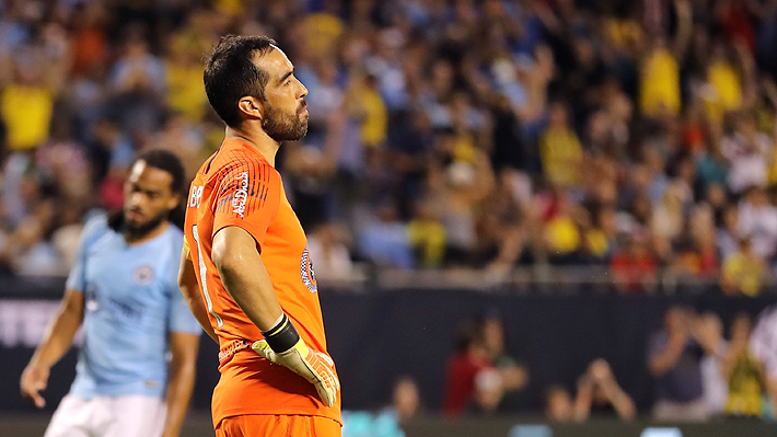 Claudio Bravo fue titular pero Joe Hart lo reemplazó en caída del City ante el Dortmund en la Champions Cup