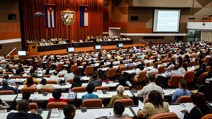 Parlamento cubano aborda el matrimonio igualitario en debate sobre nueva Constitución