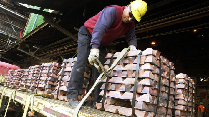 Cobre extiende rebote y sube 1,32% en la Bolsa de Metales de Londres