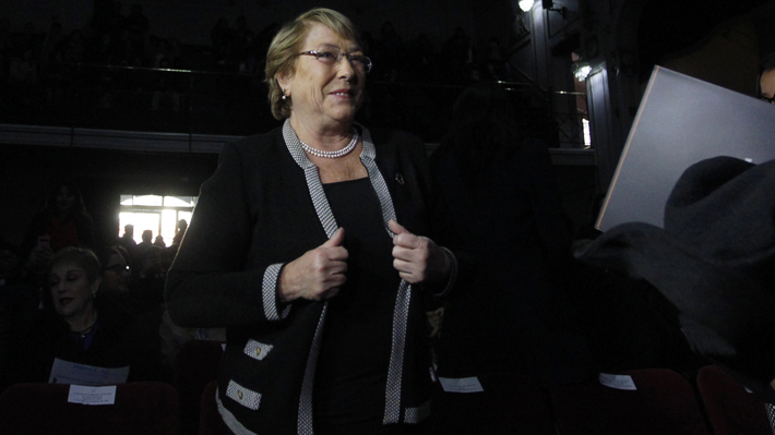 Ex Presidenta Bachelet evita referirse a posible visita a Lula Da Silva a un día de viajar a Brasil