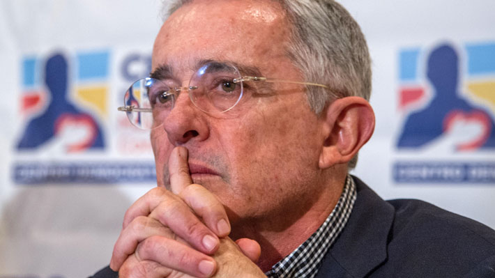 Ex Presidente colombiano Álvaro Uribe renuncia a su puesto en el Senado en medio de investigación por soborno