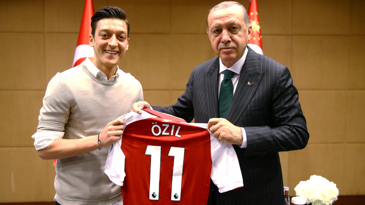 Presidente turco defiende a Özil y repudia con todo el "ataque racista" en contra del jugador alemán