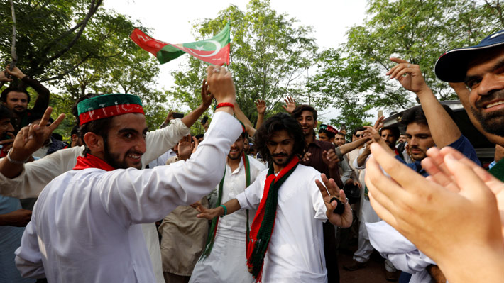 Legislativas en Pakistán: Partido de ex campeón de críquet celebra su victoria en medio del caos electoral