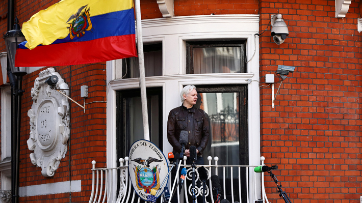 Presidente de Ecuador asegura que Assange tendrá que abandonar la embajada en algún momento