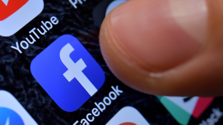 "Actúan de manera irresponsable": Parlamento británico pide regular las redes sociales contra "noticias falsas"