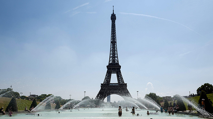 Empleados de la Torre Eiffel amenazan con ir a huelga en reclamo por "monstruosas" filas de espera
