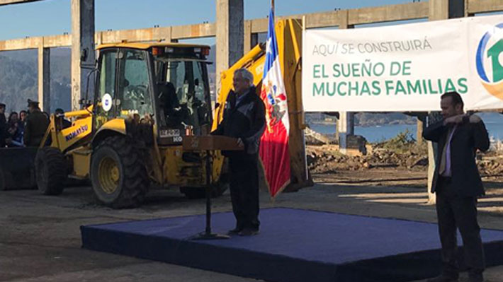 Piñera saluda a "todos, todas y todes" en actividad en Lota, pero recalca que basta con decir "todos"