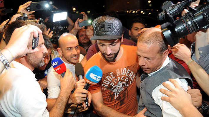 Gonzalo Higuaín se va cedido de la Juventus al Milan en una operación que incluye a dos seleccionados italianos