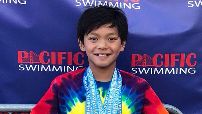 La historia del nadador de 10 años que rompió récord de Phelps y se llama igual que Superman