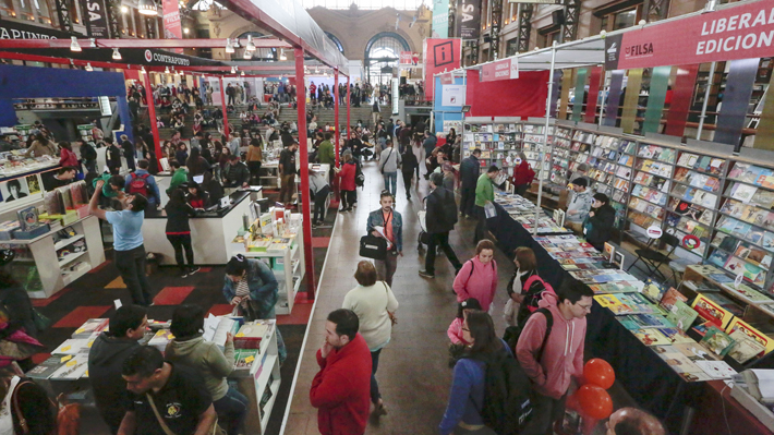 Potenciar la presencia extranjera y el acceso gratuito: Editores y autores proponen cómo mejorar la Feria del Libro de Santiago