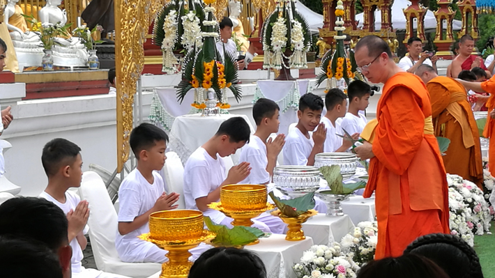 Niños rescatados de la cueva en Tailandia terminan su ordenación budista
