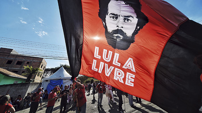 El Partido de los Trabajadores de Brasil lanza la candidatura presidencial de Lula: "¡Vamos a sacarlo de la cárcel!"