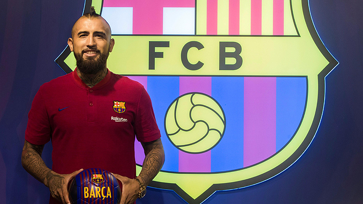 Vidal ya es blaugrana: El chileno arribó a España y de inmediato posó con la camiseta del Barcelona