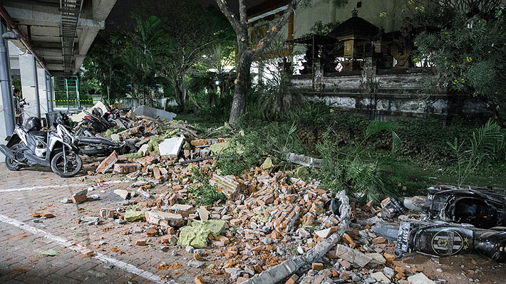 Suben a 82 los fallecidos por terremoto en Indonesia