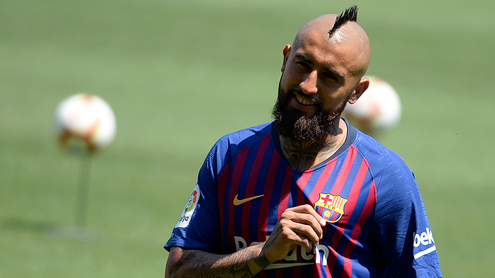 Posando con la camiseta y en la cancha con su hijo: Las primeras imágenes de Vidal en el Camp Nou