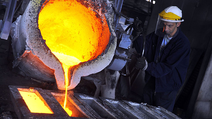 Cobre se hunde con fuerza y cae más de 2% en la Bolsa de Metales