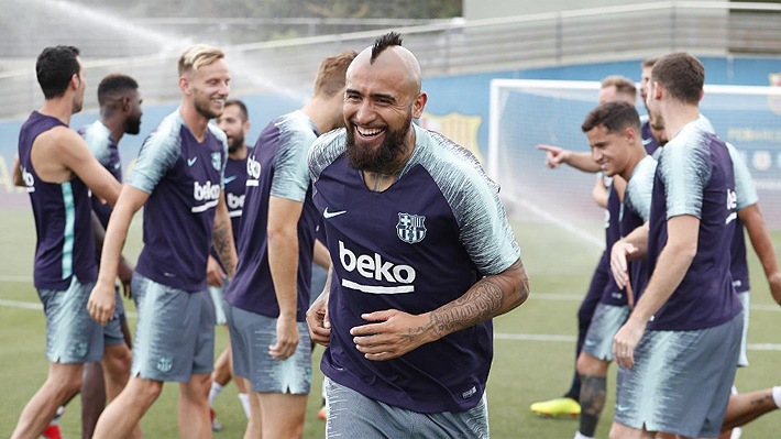 Le hicieron el pasillo: Mira las imágenes del primer entrenamiento de Vidal en el Barcelona