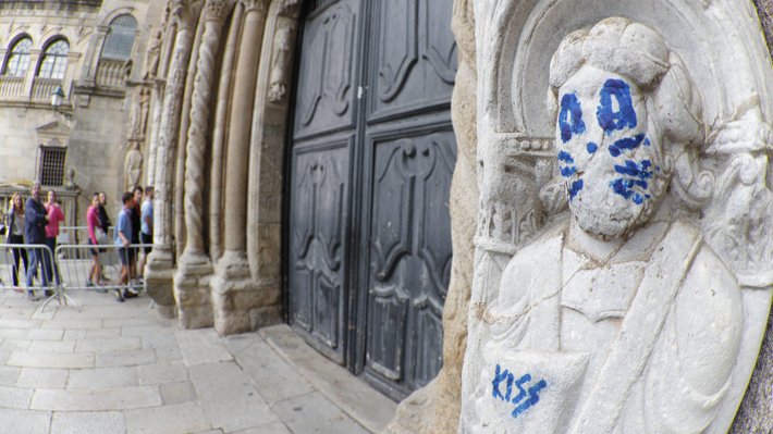 Vándalos pintan al estilo del grupo Kiss una figura del siglo XII en la fachada de la Catedral de Santiago de Compostela
