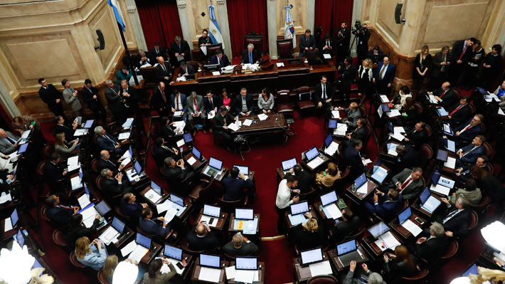 Senado argentino rechaza ley de aborto libre tras largas horas de discusión