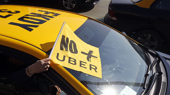 Ministra Hutt condena violencia entre taxistas y Uber: Existen "canales formales de conversación"