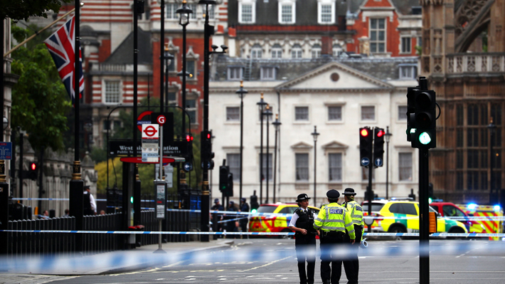 Varios heridos tras el choque de un vehículo contra el Parlamento británico