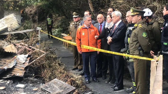 Piñera visita hogar incendiado y anuncia que reforma a pensiones incluirá "capítulo para ayudar a adultos mayores"