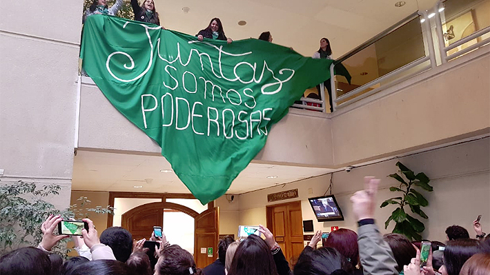 Con pañuelos verdes y celestes: Agrupaciones contrarias y a favor del aborto se enfrentan en la Cámara de Diputados