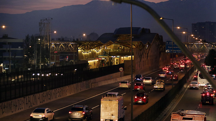 Interrupción en Líneas 4 y 4A del Metro: Neumáticos habrían sido lanzados desde pasarela peatonal