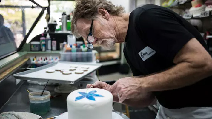 Nueva polémica del pastelero cristiano: Se negó a hacer una torta para clienta trans y ahora demanda al estado de Colorado