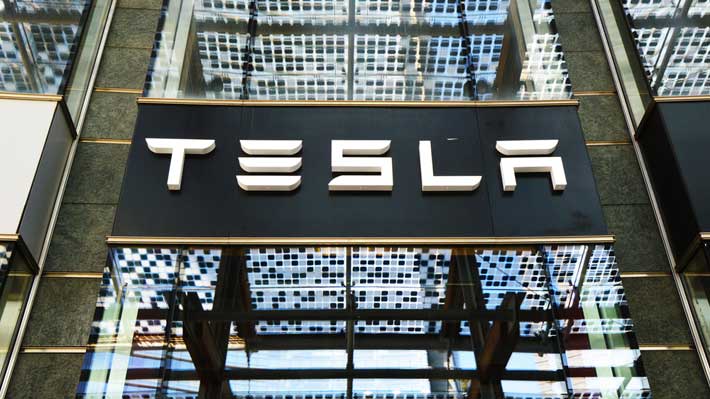 Elon Musk asegura que Tesla permanecerá en la Bolsa a semanas de advertir que se retiraría