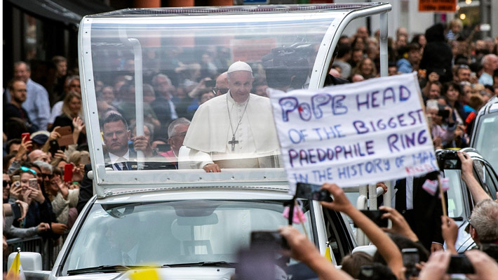 Papa se reunió con víctimas de abusos sexuales en medio de protestas en Irlanda