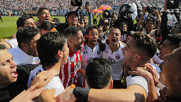 Con dedicatoria a la U y abrazos al "ídolo" Insaurralde: Los festejos del bullicioso camarín de Colo Colo