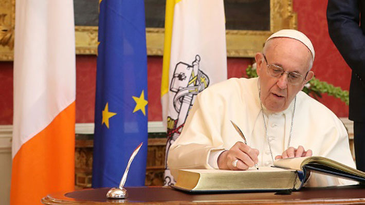 Papa Francisco termina una visita a Irlanda dominada por el escándalo de los abusos del clero