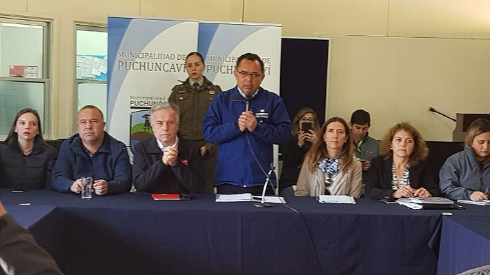 Ministros de Medio Ambiente y de Salud están en Puchuncaví y alcalde de Quintero asegura que clases siguen suspendidas