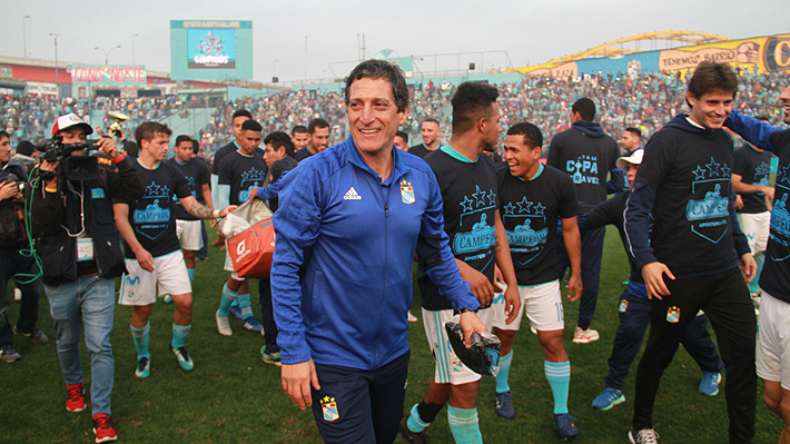 El Sporting Cristal de Mario Salas cerró el torneo peruano con un triunfo y el DT chileno celebró en cancha su bicampeonato