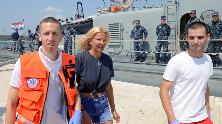 Acusan a británica que sobrevivió 10 horas en el mar de haber saltado a propósito desde el crucero