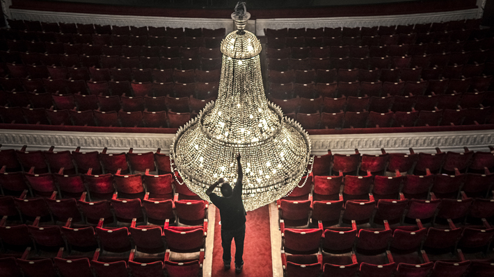 Pesa más de 800 kilos: Teatro Municipal invita a presenciar la bajada de la enorme lámpara de la Sala Principal